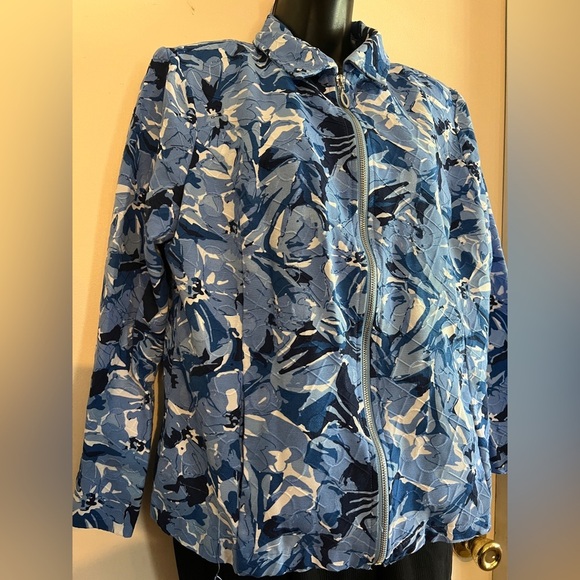 Stylish Blue & White Zip-Up Jacket - Picture 6 of 8